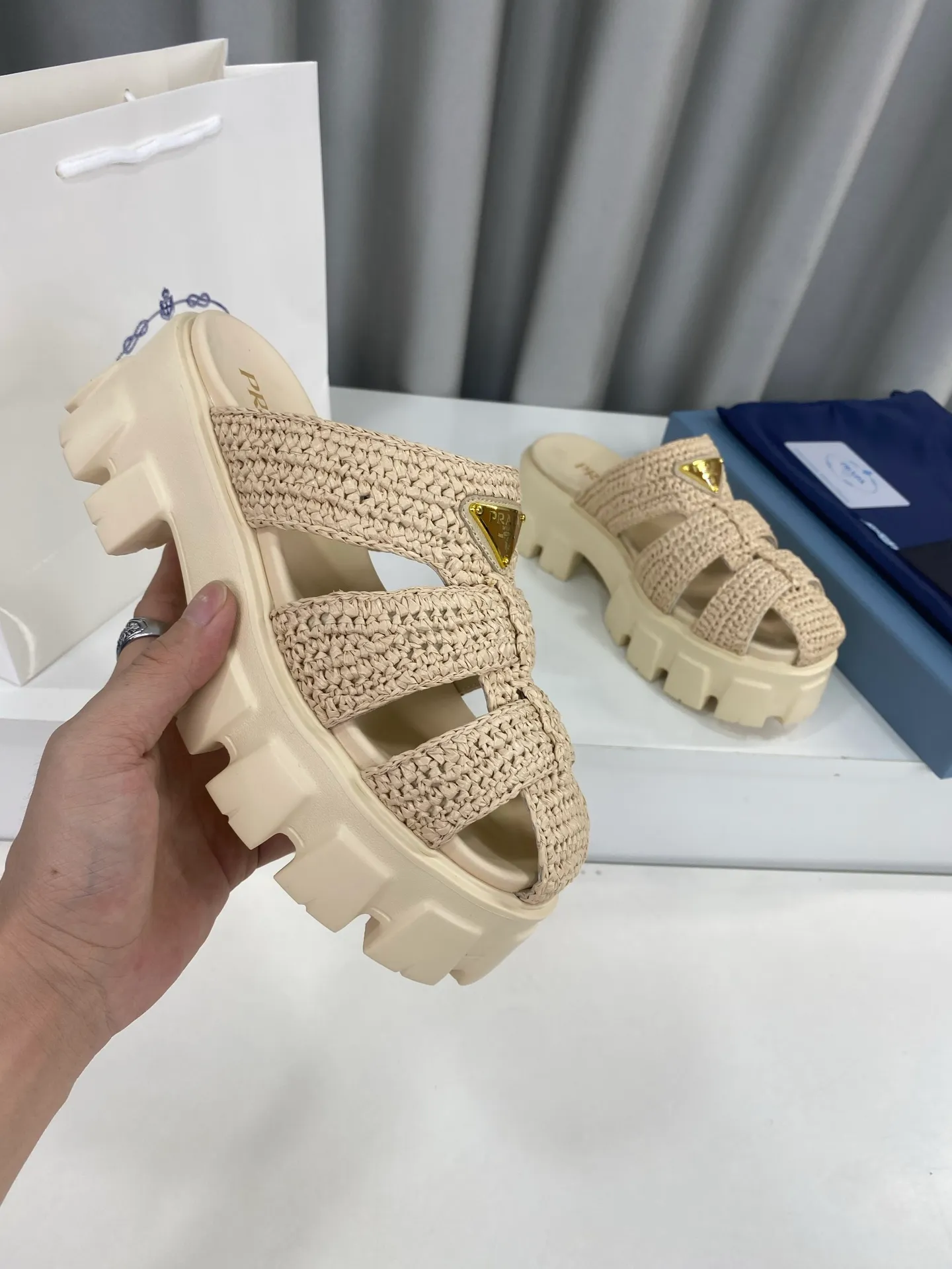 👟👟Ex-factory price 520👟👟 Prada's latest bamboo cage weaving thick-soled triangle buckle sandals☑️ Latest environmentally friendly PP material, fully hand-crocheted, just like knitting sweaters, slow work and meticulous work, retro fashionable thick-soled shoes, with woven uppers, making the whole pair of shoes light and comfortable, bright colors, satisfying various choices for fashionable people with different styles! The iconic metal triangle logo is paired with the shape of ancient beach sandals. Every design element is fashionable! Size: Women's 35-39 (34, 40, custom-made, non-returnable) Full set of counter original packaging